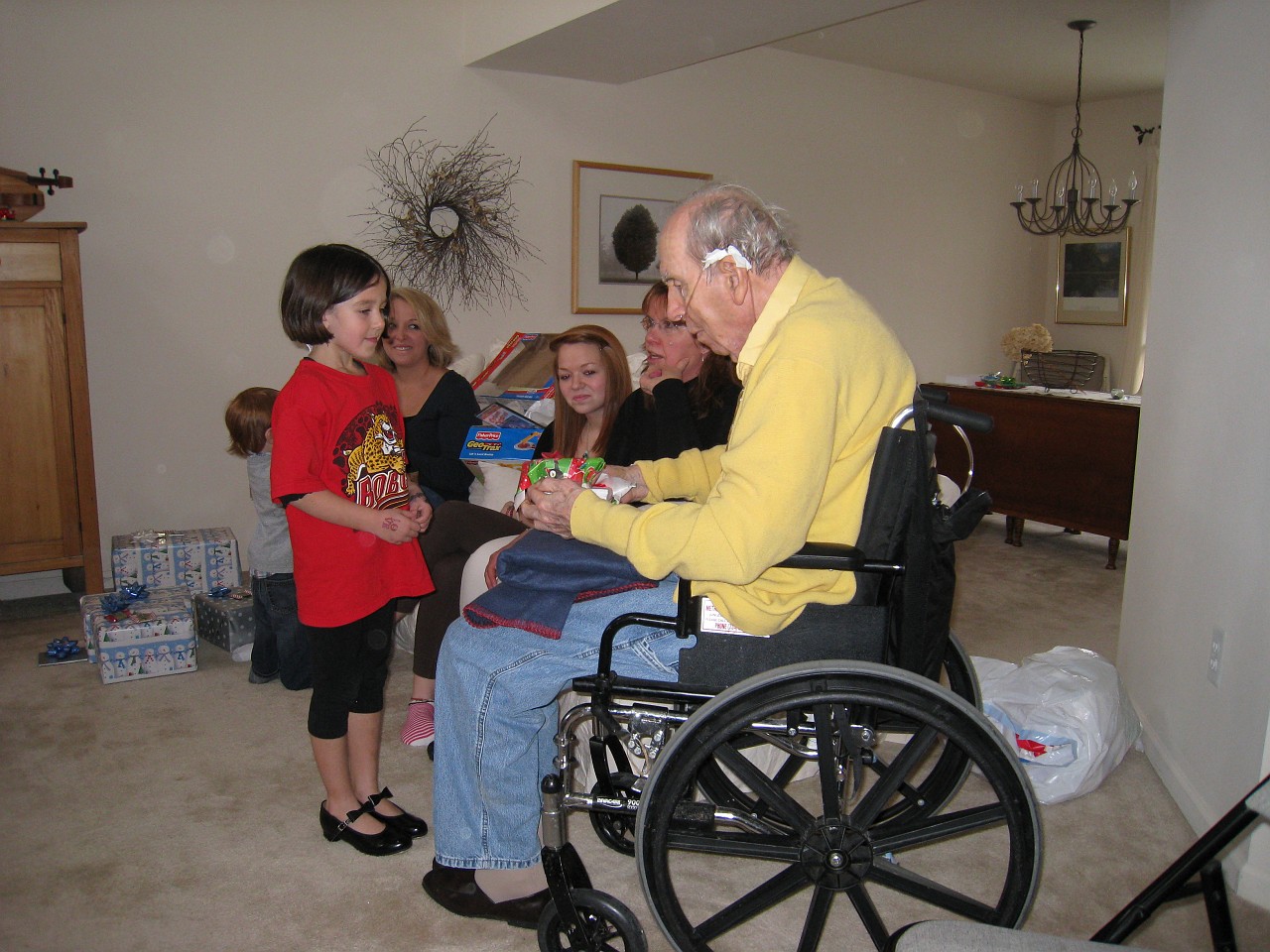 Christmas 2007 Kasdorf Misselhorn Gathering 022.jpg - Christmas 2007! The Misselhorn, Kasdorf and Burns families come together for the celebration! Lots of talk, food, presents, food and visiting.